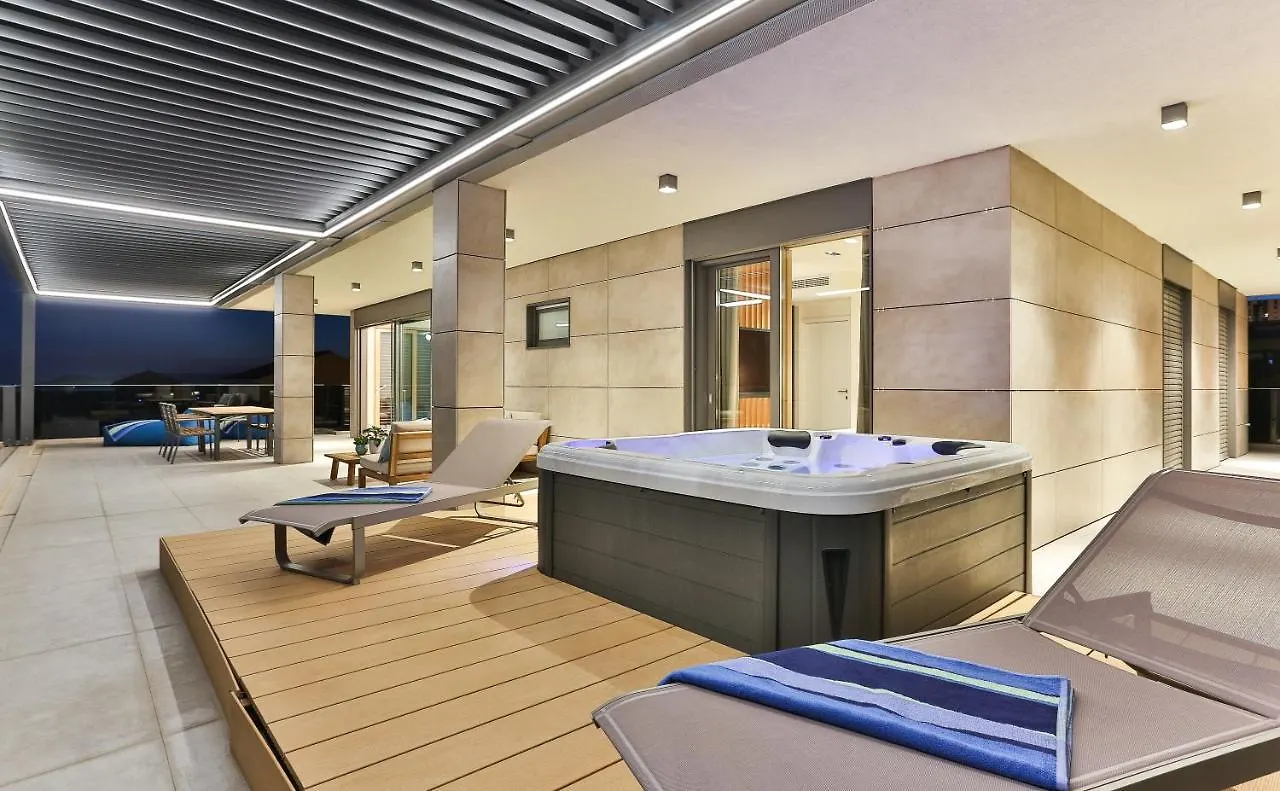 Luxury Penthouse V Apartment Split